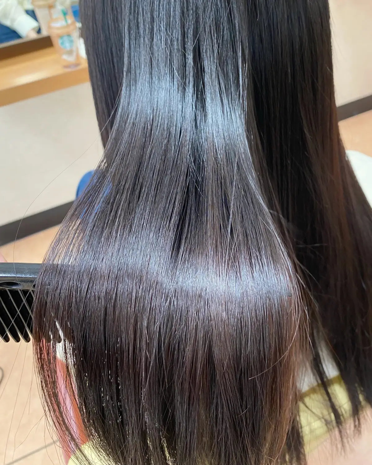 乾燥でパサついた毛先のイメージ
